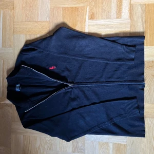 Svart tröja från Polo Ralph Lauren - Svart tröja från Polo Ralph Lauren. Har bytt stil så har ingen användning för den. OBS: Den sitter ganska tajt men längden e perfekt.