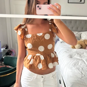 Topp!  - Så fin prickig topp 