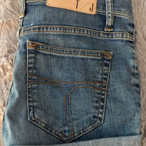 Blå jeans från T/J med snygg ficka  - Snygga blå jeansshorts från T/J med mönstrade fickor och kontrastsömmar. Shortsen är nästan helt oanvända och tveka inte på att höra av er om ni har funderingar!😊