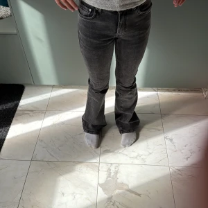 Svarta bootcut jeans från G Perfect - Säljer ett par svarta jeans från G Perfect i storlek 32. Modellen har bootcut-ben och klassisk femficksdesign. Jeansen är i ett mjukt denimtyg med lätt tvättad look och normal passform. Perfekt för dig som gillar retrovibbar och vill ha en snygg siluett.