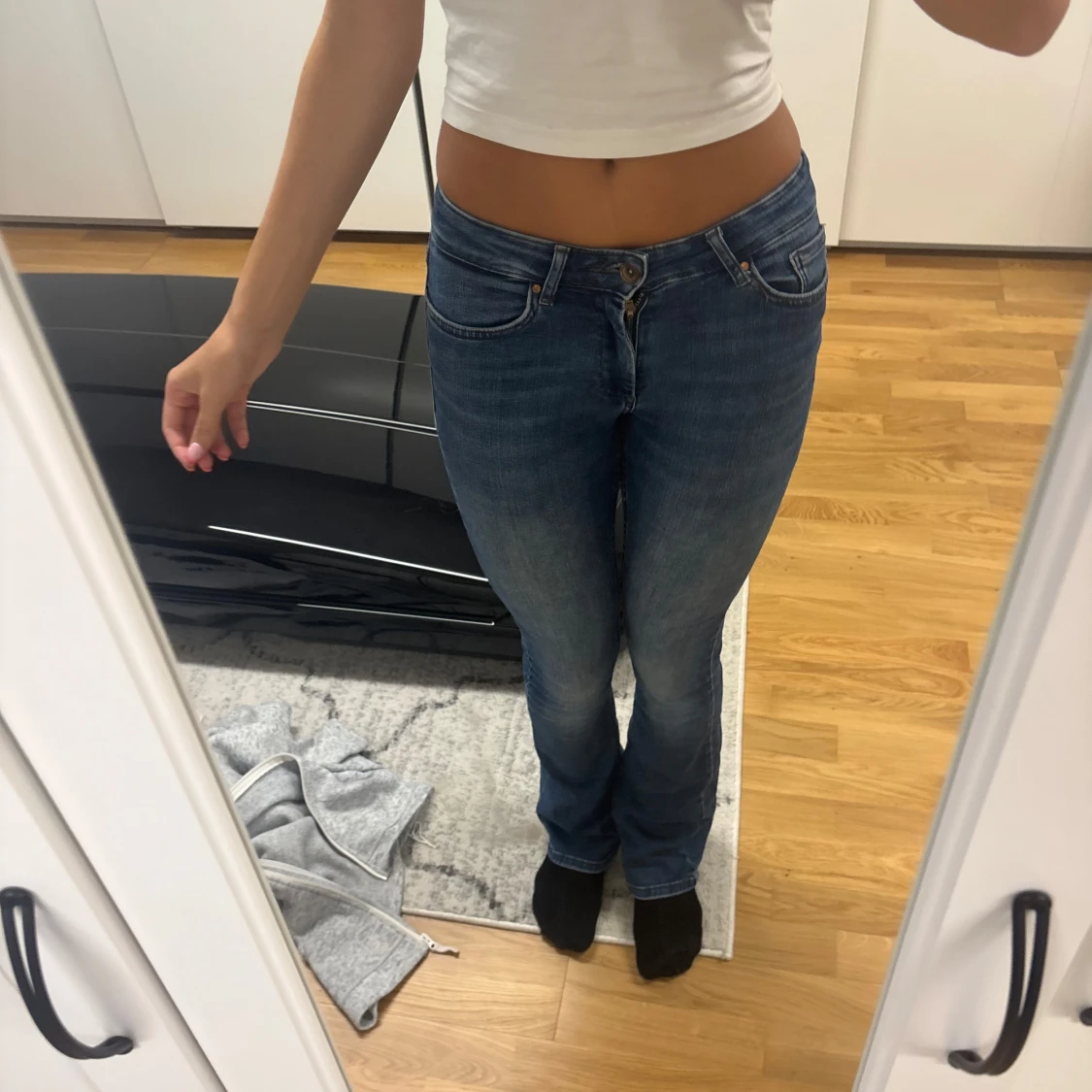 Blå bootcut jeans med låg midja