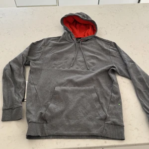 Hugo boss hoodie - En grå Hugo boss hoodie i jättebra skick. Använd men i bra skick. Den är i storlek L men för mig som är 192 så har den blivit lite för kort i armarna. Så runt M/L. Hör av dig för frågor!! 