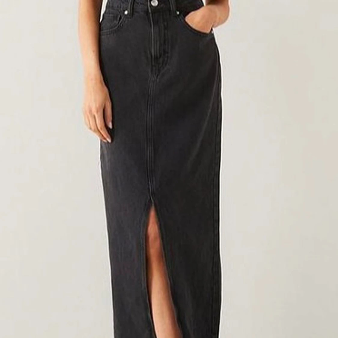 Svart jeanskjol från Mango