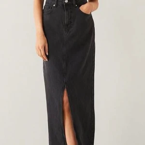 Svart jeanskjol från Mango - Svart lång jeanskjol från Mango. Size small.