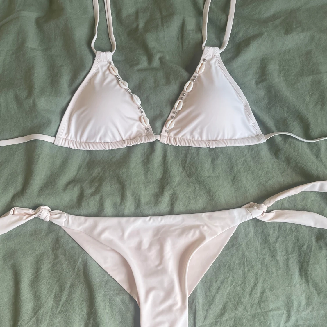 Vit bikini med snäckor och pärlor