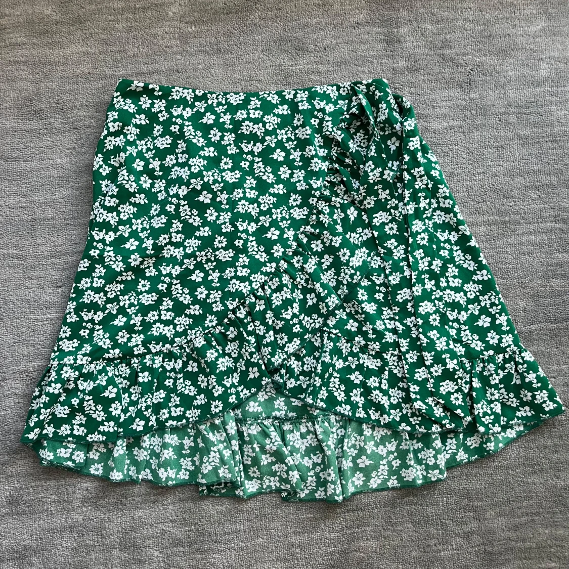 Grön volangkjol med vitt blommönster 