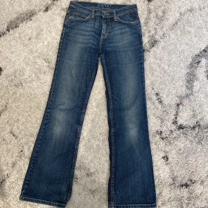 lågmidjade jeans  - jeansen ser blåare ut i kamran än i verkligheten❣️❣️ 