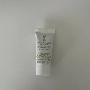 YSL foundation - YSL Touche Éclat Le Teint foundation i en praktisk tub. Ger en långvarig glow!