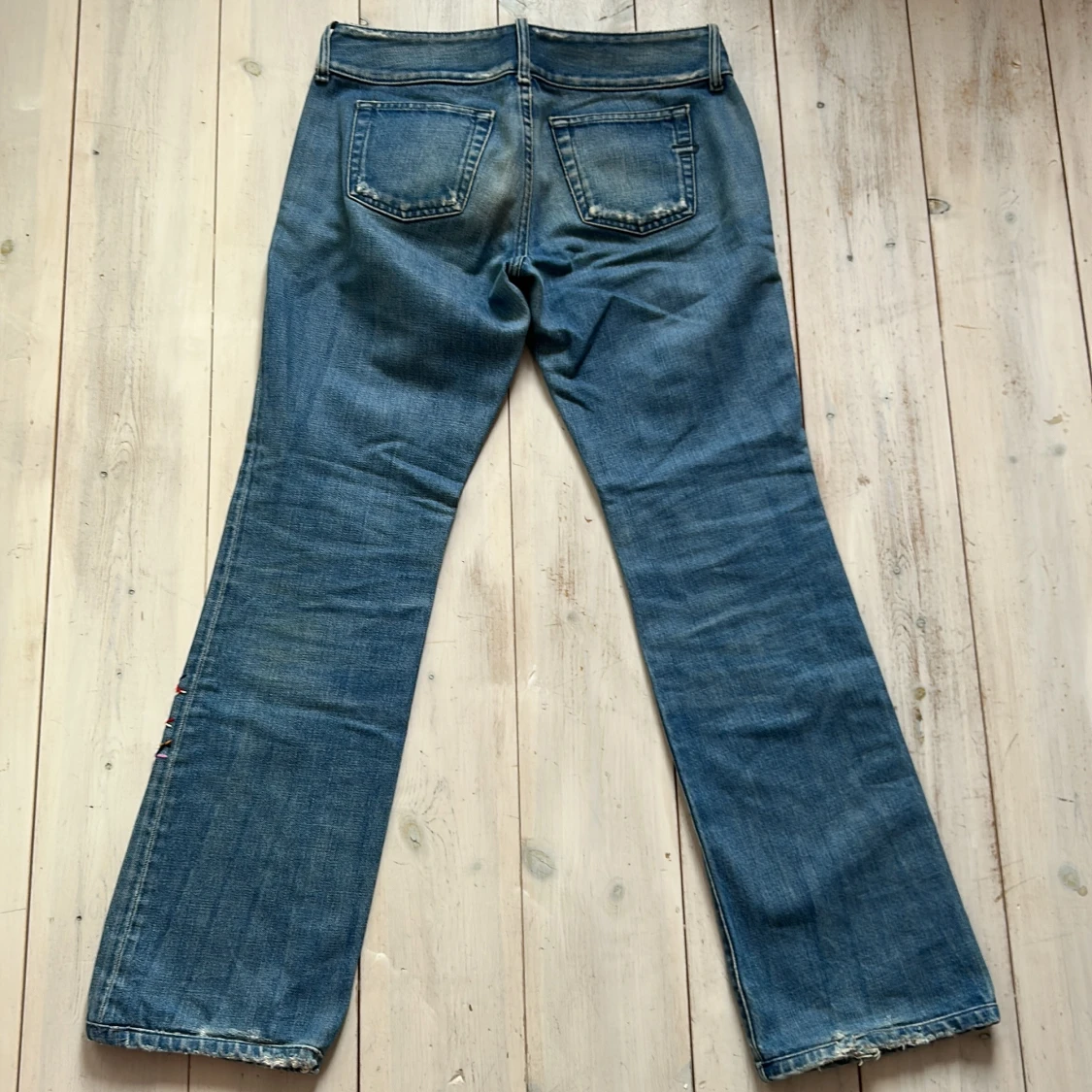 Blå bootcut jeans från Diesel med broderi - 1