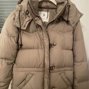 Beige boomerangjacka - Jättesnygg och varm boomerangjacka perfekt till vinter! Original pris 4000 kr. Jackan är felfri och i fint skick. Storlek xxs 