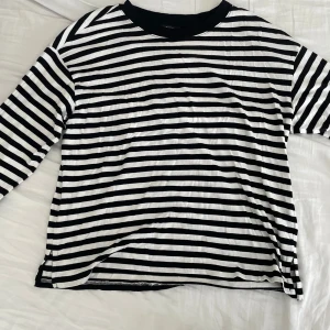 Randig tröja - Svart och vitrandig tröja från monki!