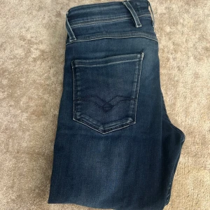 Replay Anbass mörkblå jeans herr - Riktigt feta replay byxor • färg mörkblå • sitter slim fit • 9/10 skick • hör av dig vid funderingar