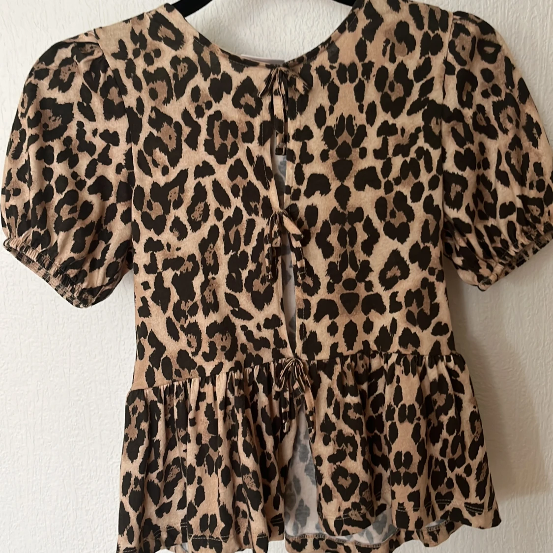 Leopardmönstrad blus från Gina Tricot