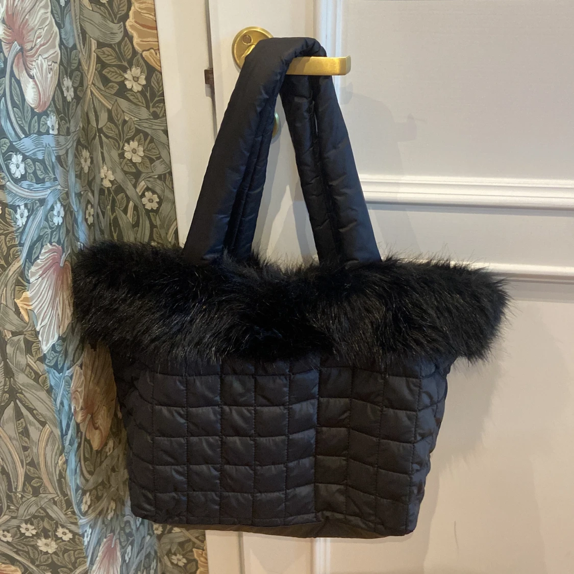 Svart quiltad shoppingväska från Monki