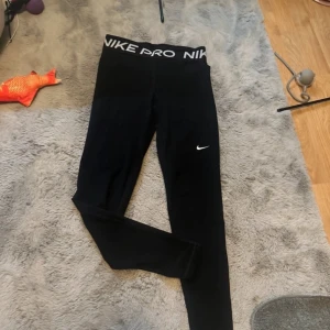 Nike tights  - Nike tights med lite ”nät?” På bakbenen, i storlek S o inte mycket använt 