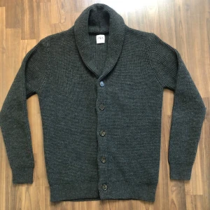 Zara stickad cardigan  - Tja! Säljer en as fet stickad cardigan från Zara. Otroligt snygg och bra material. Färgen är mörkgrå. Bra passform (slimfit). Storlek M sitter som S. Hör av dig vid funderingar!