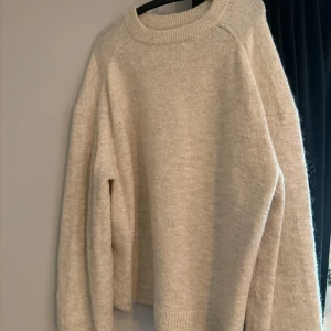 Beige stickad tröja  - En beige stickad tröja ifrån Gina tricot i strl M. Kommer ej till användning.