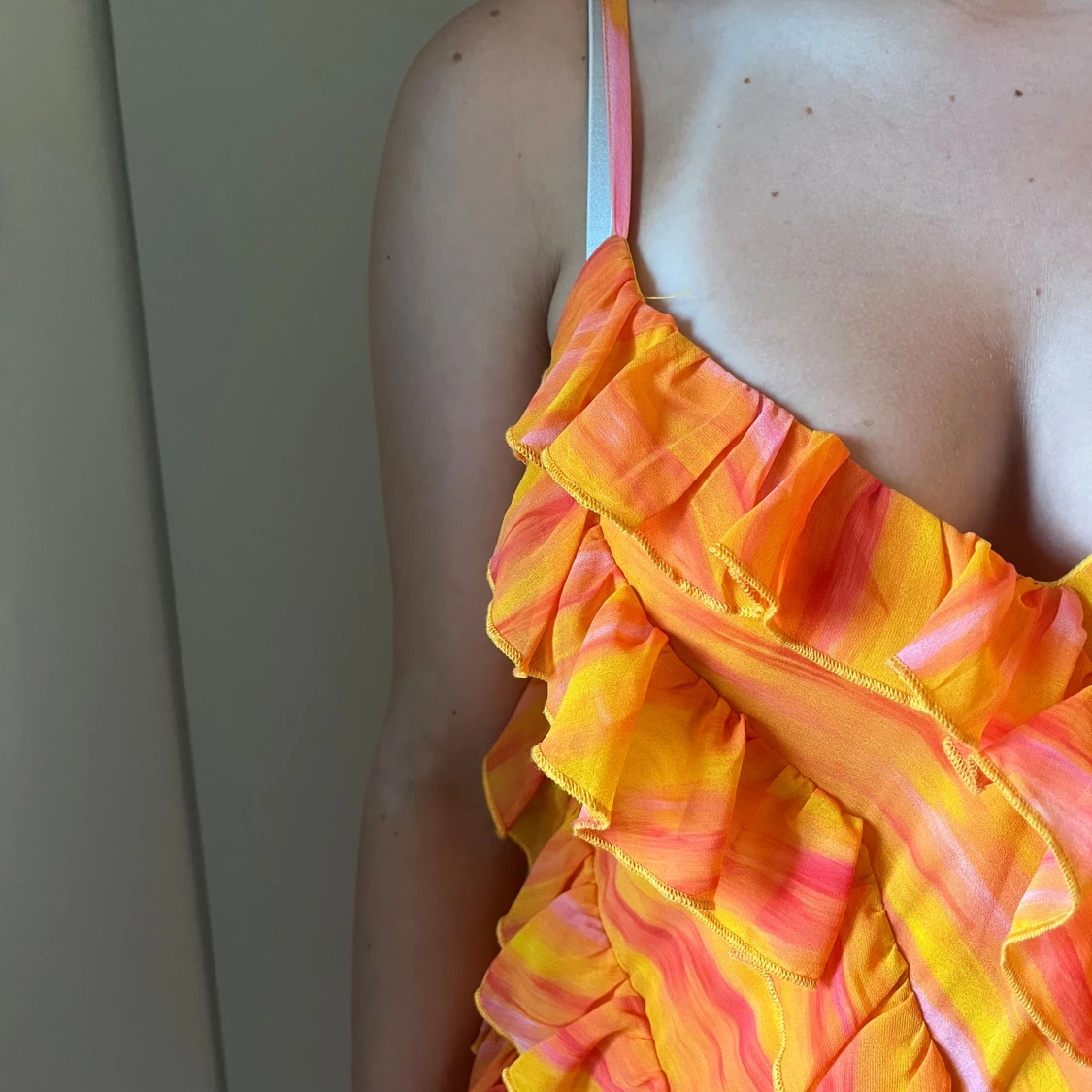 Orange volangklänning med smala axelband - 3