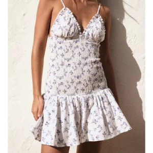 Vit blommig kortklänning med volang - Super fin klänning från Zara, den här helt oanvänd och passar perfekt nu till sommaren när man åker utomlands 😌