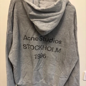 Grå hoodie från Acne Studios - Säljer denna feta acne studios hoodie✌️🙏 skriv för mer frågor 