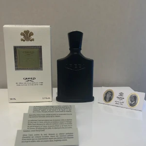 Creed Green Irish Tweed 100ml parfym - Exklusiv parfym från Creed, Green Irish Tweed, 100ml. Flaskan är matt svart med stilren design och tydlig logga. Kommer i elegant vit kartong med gulddetaljer och medföljande äkthetskort. En klassiker för dig som gillar lyxiga dofter.