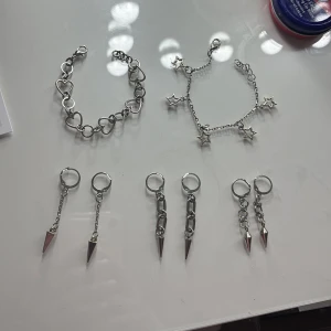 Set med silverfärgade smycken - Handgjorda smycken i rosrfritt stål. Alla för 119kr. 30% går till välgörenhet.