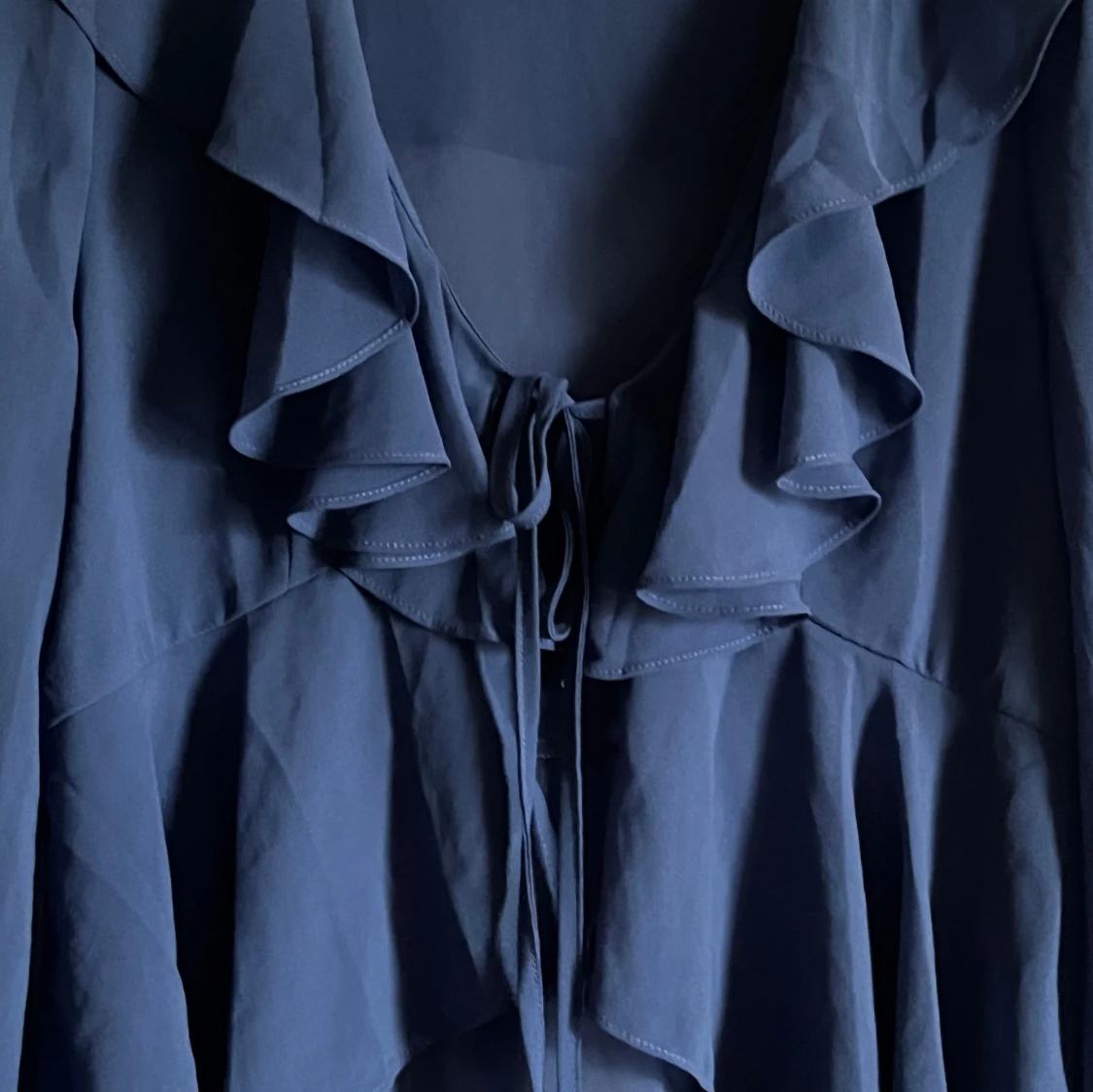 Söt blå blus med volanger - 2