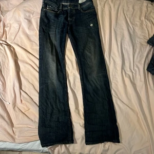 diesel jeans! - Jättefina lågmidjade bootcut jeans från diesel! Jättefint skick. Super coola sitter så fint. Säljer dock då de inte kommer till användning❣️ skriv vid minsta fråga ❣️