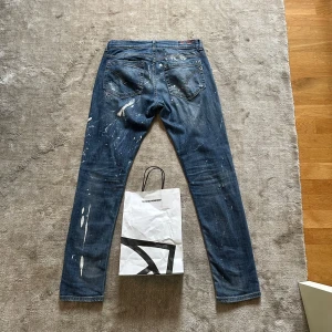 Dondup George  - Säljer ett par blå dondup med modellen George. Perfekt nu när det är fint väder. Kommer med nk påsen. Sitter som storlek 33-32