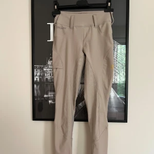 Ridbyxor från Mayadelorez - Säljer ett par beigea helskodda ridbyxor från Maya delorez med fickor och skärphällor. Endast använda 3 gånger!