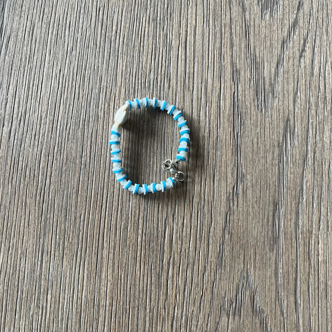 Blåvitt pärlarmband med snäcka - 2