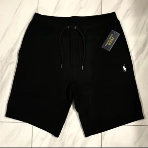  Polo Ralph Lauren shorts  - Helt nya polo Ralph lauren shorts. Aldrig andvänt. Storlek M, men kan lika gärna passa S med. Jättefin kvalitet 👌priset är fast!! Vid frågor och funderingar bara skriv. 