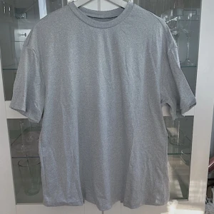 Ljusgrå basic t-shirt - Helt ny, endast testad! Den är i oversize modell men är lite liten i i storleken så på mig så sitter den som en S. FÖRST TILL KVARN!