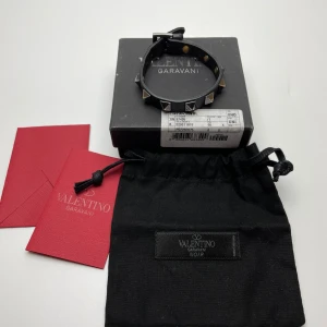 Valentino armband  - Hej! Säljer nu det här riktigt feta Valentino armbandet. Armbandet är i mycket bra skick. Allt på bilderna medföljer. Hör av dig vid frågor