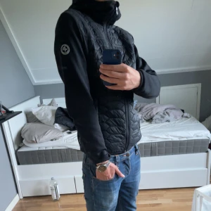 Svart cardigan  - Snygg cardigan från Pelle P, nypris ligger på 2000 kr, topp skick färg svart. Kan släppa för billigare vid snabb och smidig affär! Modell ca 179 64 kg, liten på han. 