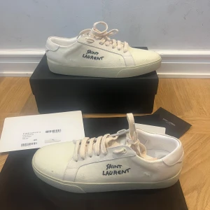 Saint laurent sl/06 st 43 - Fina skor i storlek 43, skulle nog säga 8,5/10 när det gäller skick. Köpta på plick så kommer med lådan,dustbag och korten. Skriv vid någon fråga, priset är inte helt fast