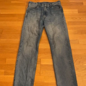 G-Star RAW Type 49 Relaxed Straight Jeans - Säljer ett par ljusblå jeans från G-Star RAW, modell Type 49 Relaxed Straight. Klassisk femficksdesign, rak passform och avslappnad look. Tillverkade i slitstark denim med snygg tvättad finish. Perfekta för dig som gillar en chill och tidlös stil.