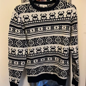 Svartvit stickad tröja S.C.W - Stickad svartvit tröja från S.C.W med coolt mönster. Storlek S