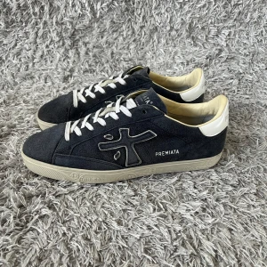 Premiata Sneakers - Säljer ett par sköna premiata sneakers! | Mycket fint skick på skorna har en mindre slitning som varken syns eller påverkar användning! | Storlek 43. | Ställ gärna frågor innan du köper!