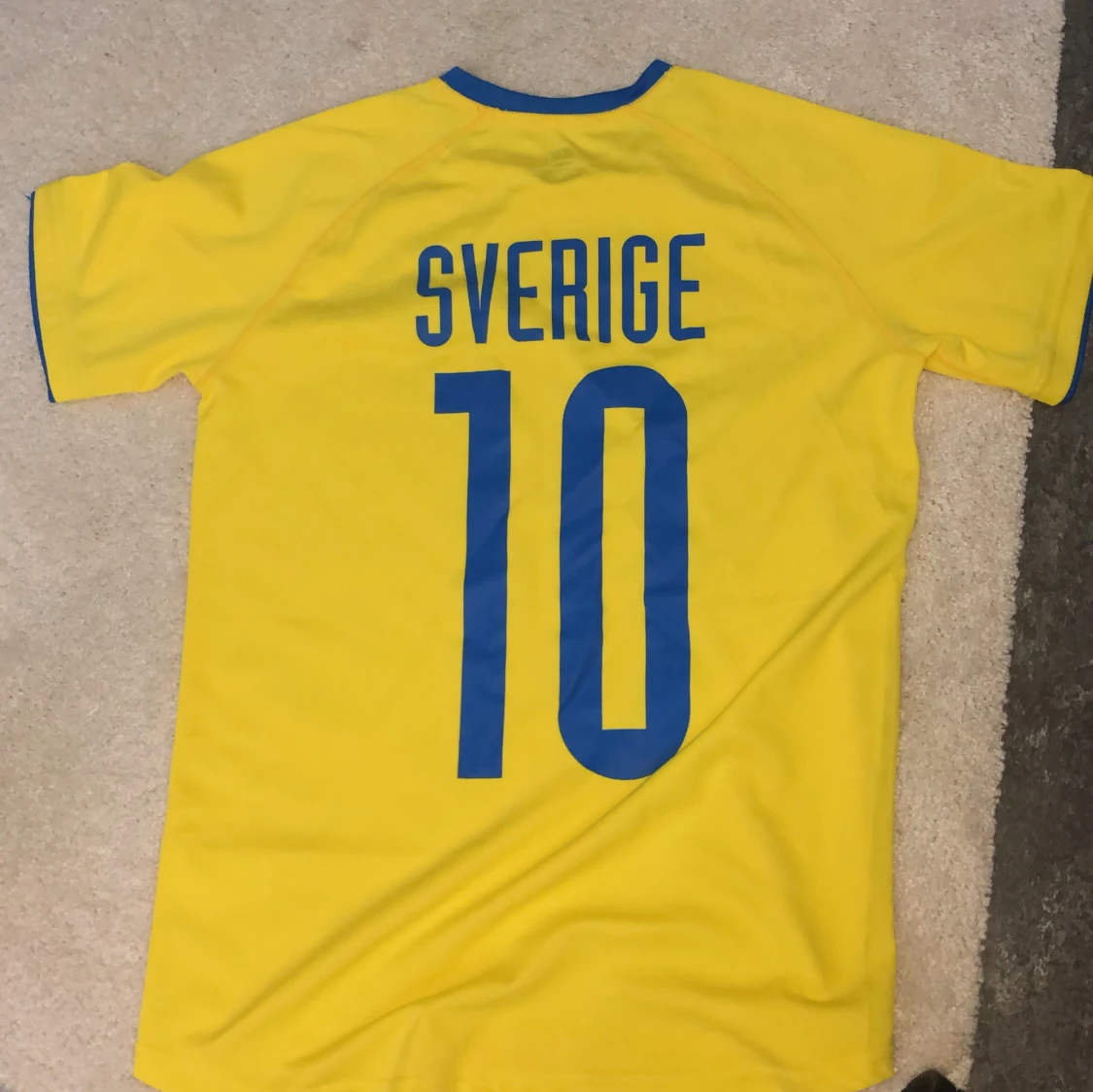 Sverige fotbollströja gul nr 10 H&M - 1