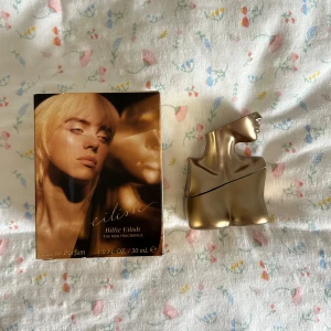 Billie Eilish parfym - Säljer min Billie Eilish ”Eilish” parfym i 30 ml. Luktar gott av vanilj. Använt ca 1/3 av den, vilket syns på andra bilden💕