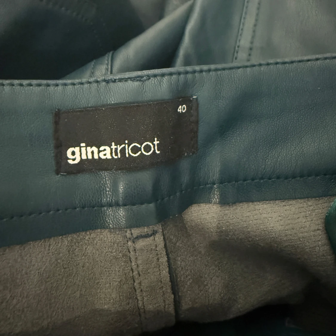 Mörkgröna skinnbyxor Gina Tricot - 2