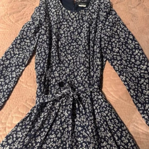 Blommig långklänning från Max Mara - Supersöt långklänning från Max Mara Weekend i marinblått med vitt blommönster. Klänningen har långa ärmar, rund halsringning och ett knytband i midjan så den kan anpassas! .                                     Bundle rabatt finns!❤️(går ner i pris vid snabba affär annars) 