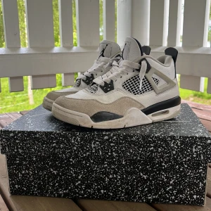 Nike Air Jordan 4 Retro military black - Nike Air Jordan 4 Retro military black i storlek 36  använda i ca 2 månader på grund av att dem var inte i min storlek följer med en flight box. PS kan skickas var som helst i sverige MVH Samuel