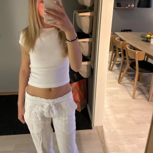 Vita linnebyxor  - Vita linnebyxor som inte kommer till användning. Jag är 165 cm och dom är lite långa. 