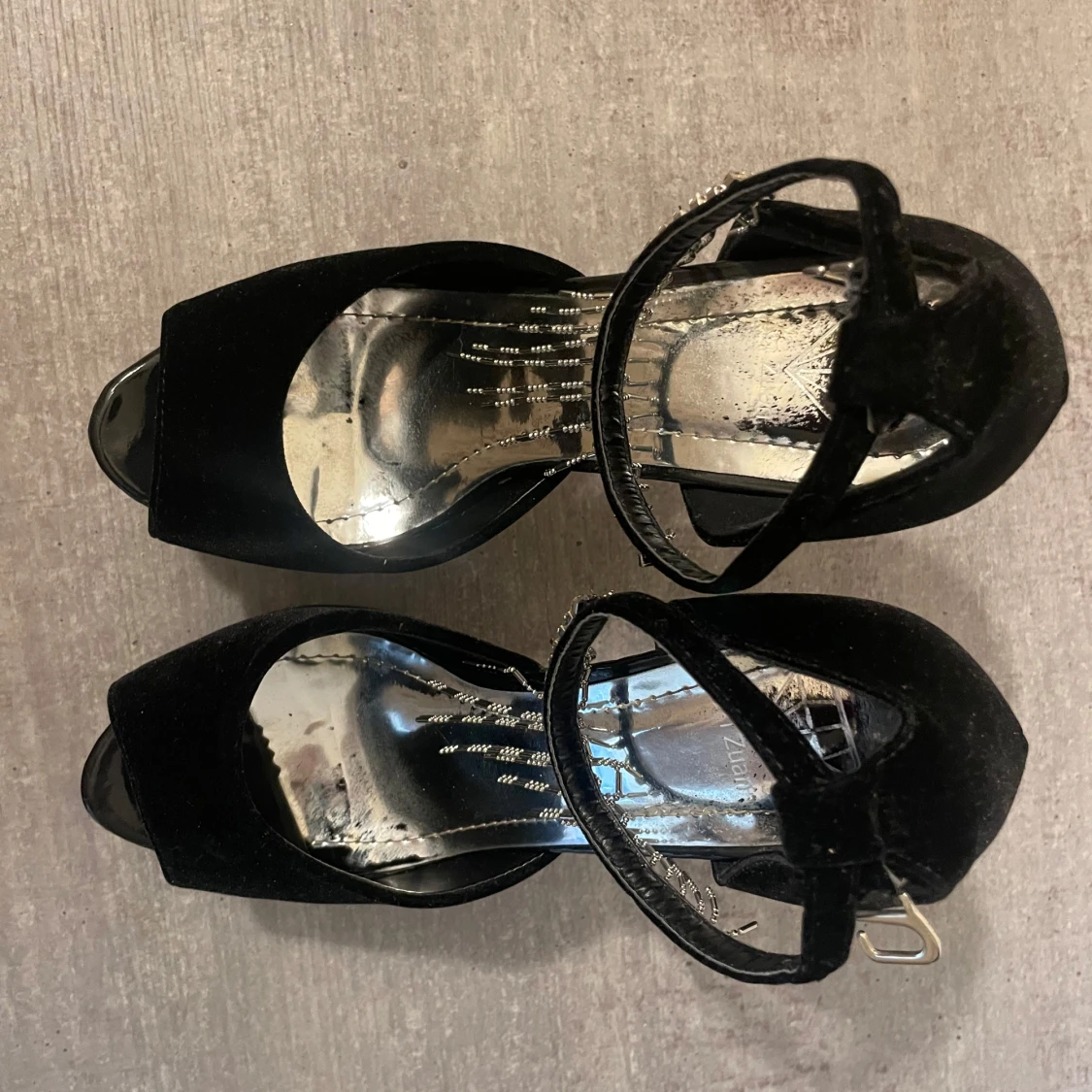 Svarta sammetsklackar med strassdetaljer - 2