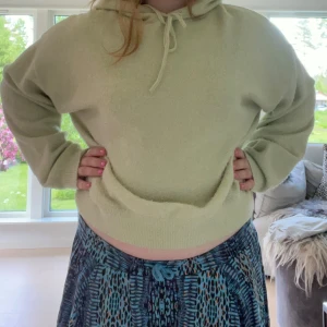 Ljusgrön stickad hoodie  - Mysig pastel grön stickad hoodie från Lindex med huva och knytband framtill. Den är använd fåtal gånger. Skriv vid frågor💕💕💕