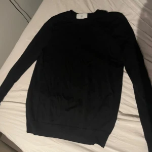 Svart merinoull tröja från kronstadt - Säljer dennna svarta tröjan i merinoull från kronstadt i storlek M. Knappt använd, väldigt bra skick. 