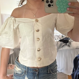 Blus med puffärm - Superfin offshoulder blus med puffiga ärmar, i linnemix💞