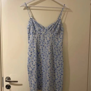 Klänning  - Super söt sommar klänning som tyvär aldrig kommer till andvändning 💗